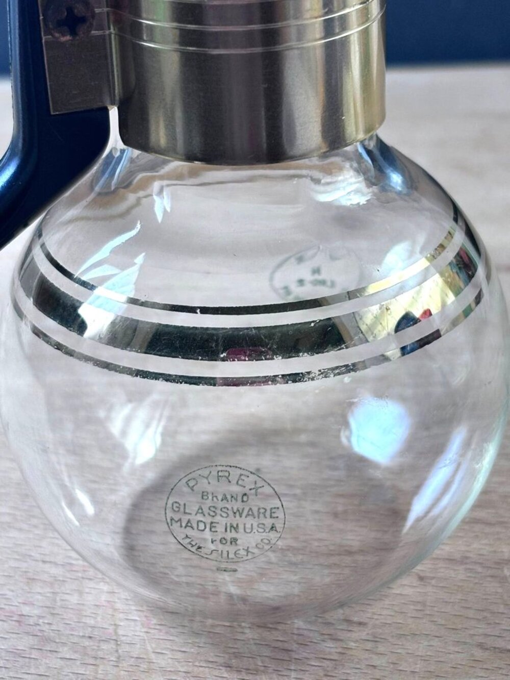 Vintage Pyrex Mid-Century Modern Glass Carafes With Black Handles & Lids Gold Ba - Picture 4 of 4